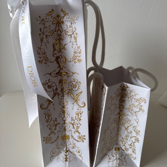 Christian Dior Holiday Printed Shopping Bags with Ribbon & Printed Tissue Paper - Picture 10 of 12